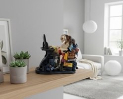 Dekorativ figur på hylde i moderne hjem